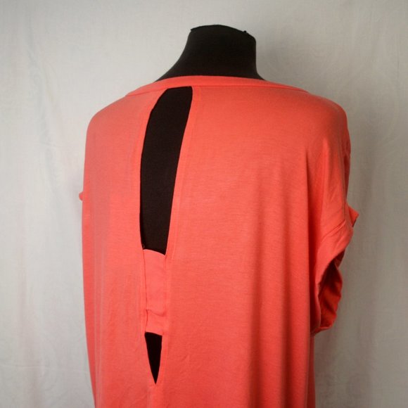 Loose T-shirt with Open Back - Picture 5 of 6